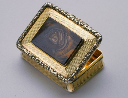 Silvergilt Snuffbox with agate lid